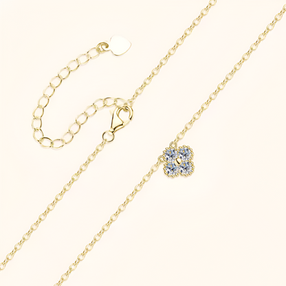 Collier Flora or 18k avec pendentif fleur sertis de diamants de moissanite en biais - bijou de luxe pour femme.