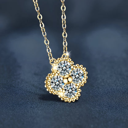 Collier Flora en or 18k et moissanite sur fond noir vue latérale – éclat et brillance du bijou
