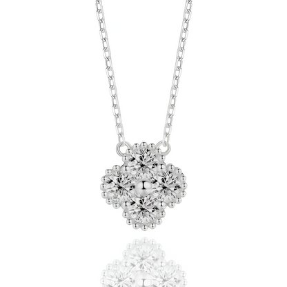 Collier Flora en argent sterling 925 avec plaquage or blanc 18k, pendentif en forme de fleur serti de moissanite sur fond blanc.