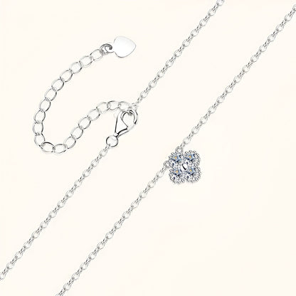 Collier Flora minimaliste en argent 925 avec un pendentif discret orné d'une pierre de moissanite posé à plat.