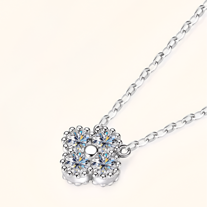 Collier Flora élégant en argent sterling avec pendentif floral et moissanite, plaqué or blanc 18k avec vue du pendentif de face.
