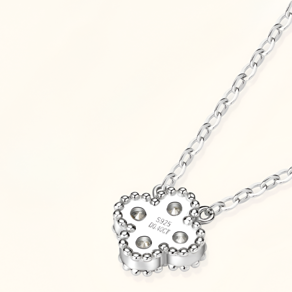 Collier Flora délicat en argent 925, plaqué or blanc 18k, avec un pendentif en moissanite de forme florale avec vue du pendentif de dos.