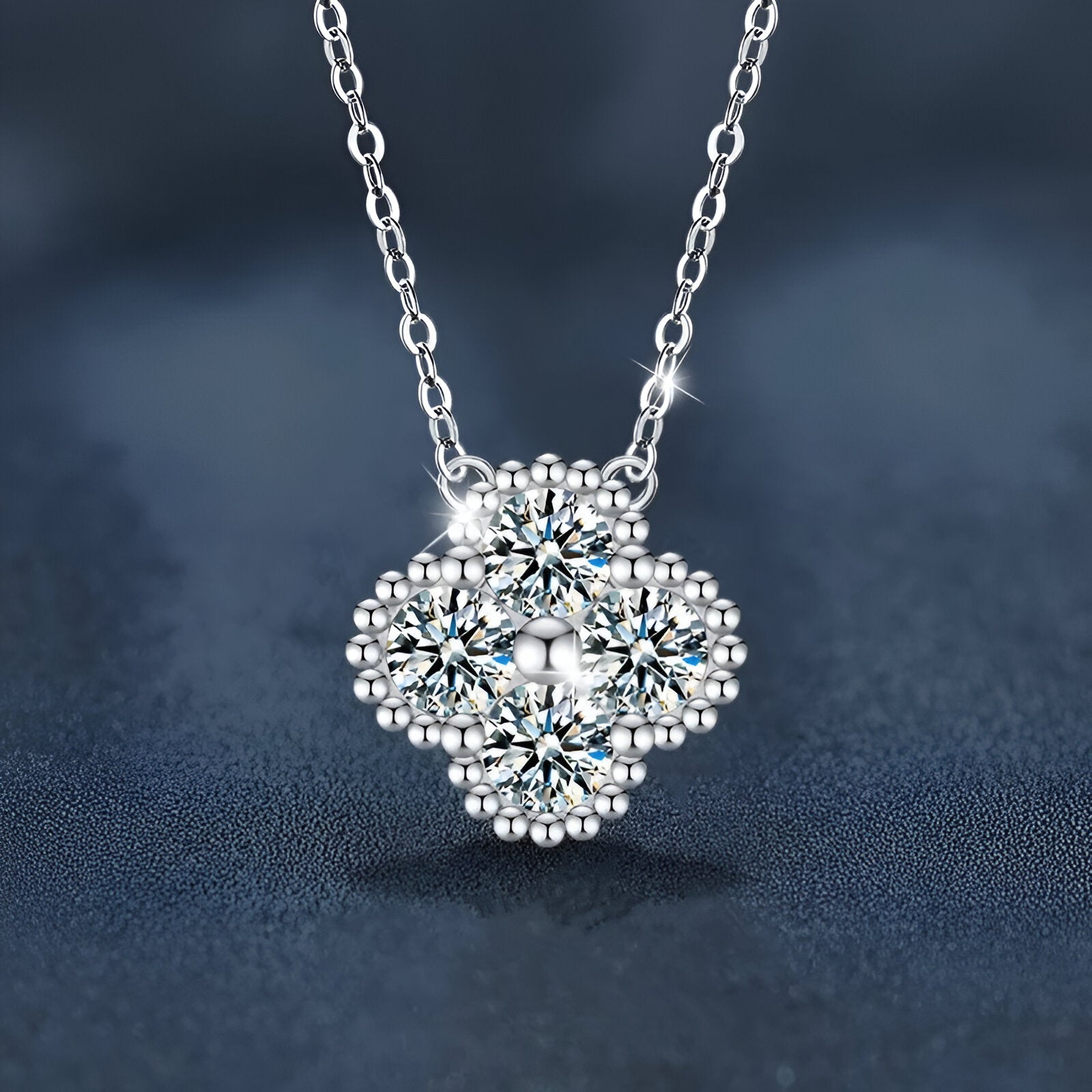 Collier Flora en argent 925 plaqué or blanc 18k, pendentif floral avec diamant de moissanite brillant vue de face sur fond noir.