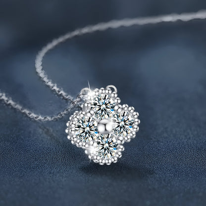 Collier Flora en argent 925 plaqué or blanc 18k, pendentif en forme de fleur avec diamant de moissanite brillant vue de côté sur fond noir.