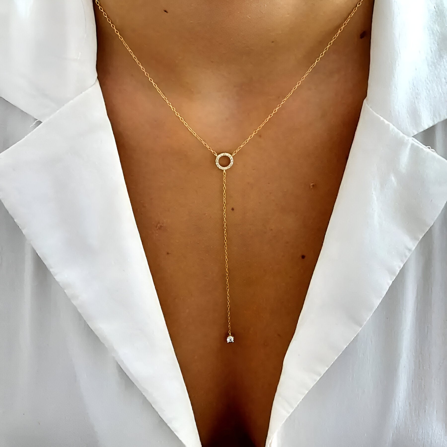 Collier lariat Miravelle en argent 925 plaqué or jaune et diamants porté au coup d'une femme vue de face.