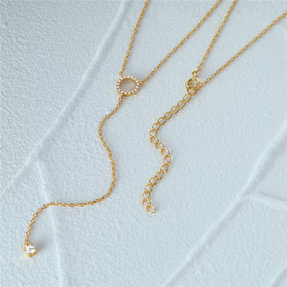 Collier lariat Miravelle en argent 925 plaqué or jaune lumineux et diamants à plat vue de proche.