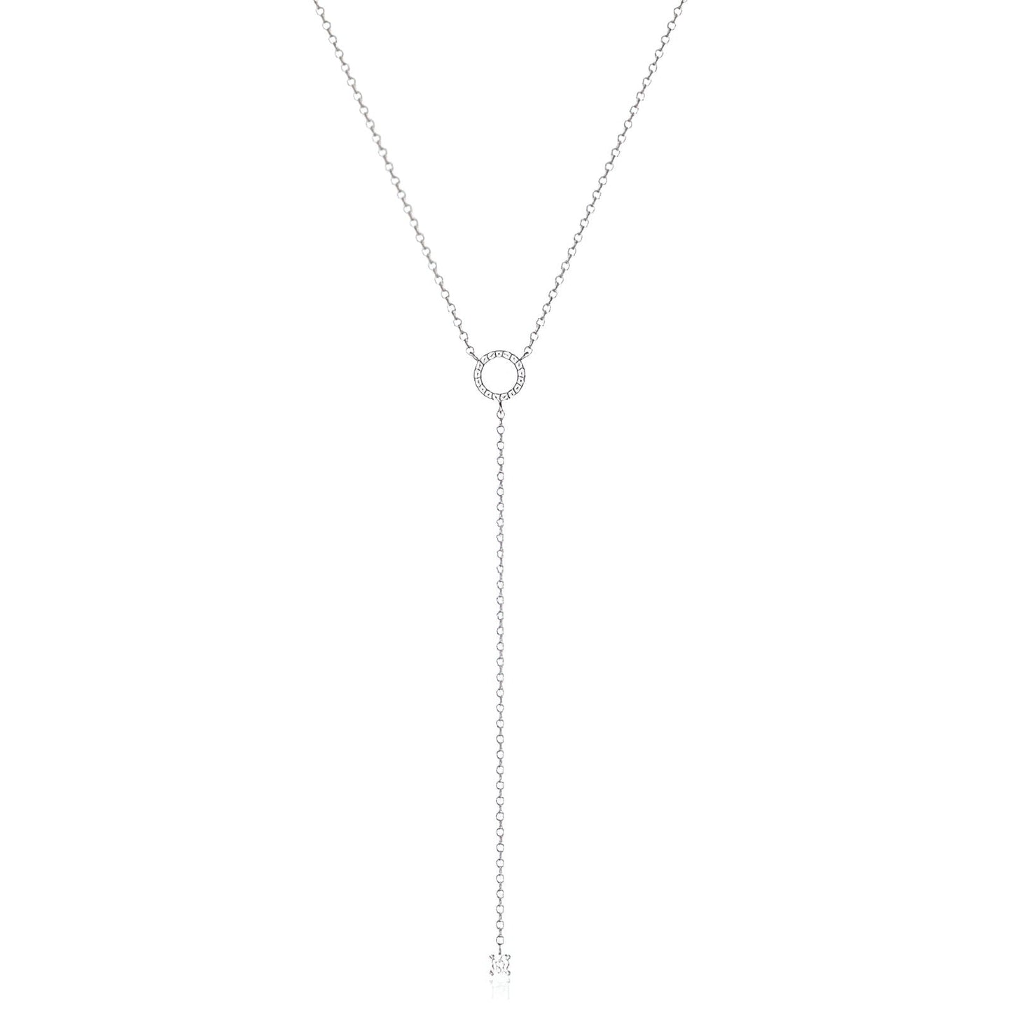 Collier lariat en or blanc et diamants naturels sur fond blanc.