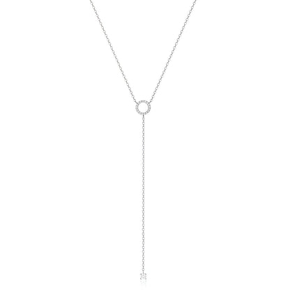 Collier lariat en or blanc et diamants naturels sur fond blanc.