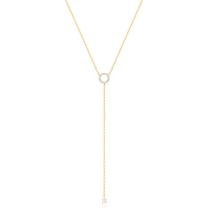 Collier lariat en or jaune et diamants naturels sur fond blanc.