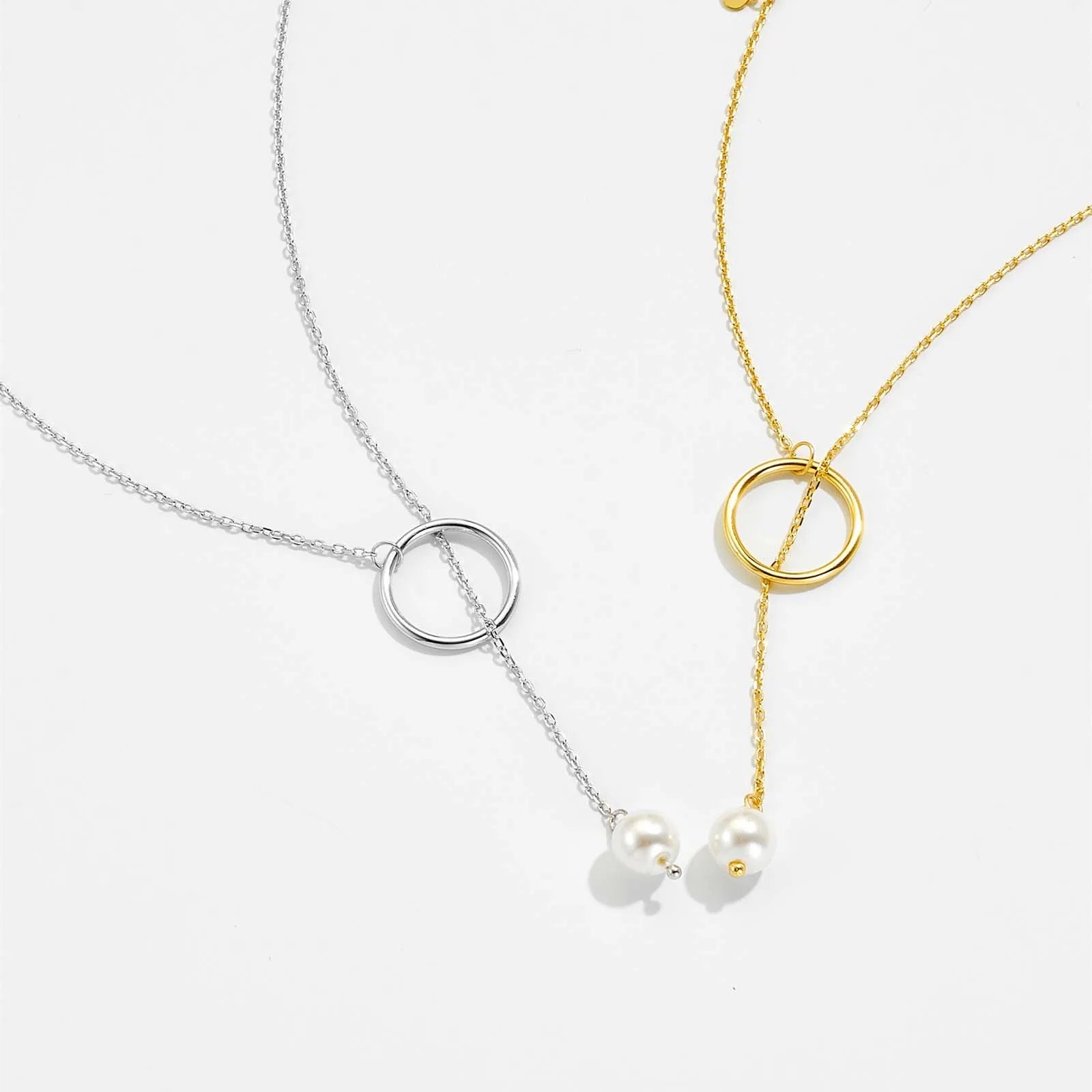 Colliers lariat avec perle naturelle pendante Ashley en argent 925 plaqué or jauneet plaqué or blanc à plat.