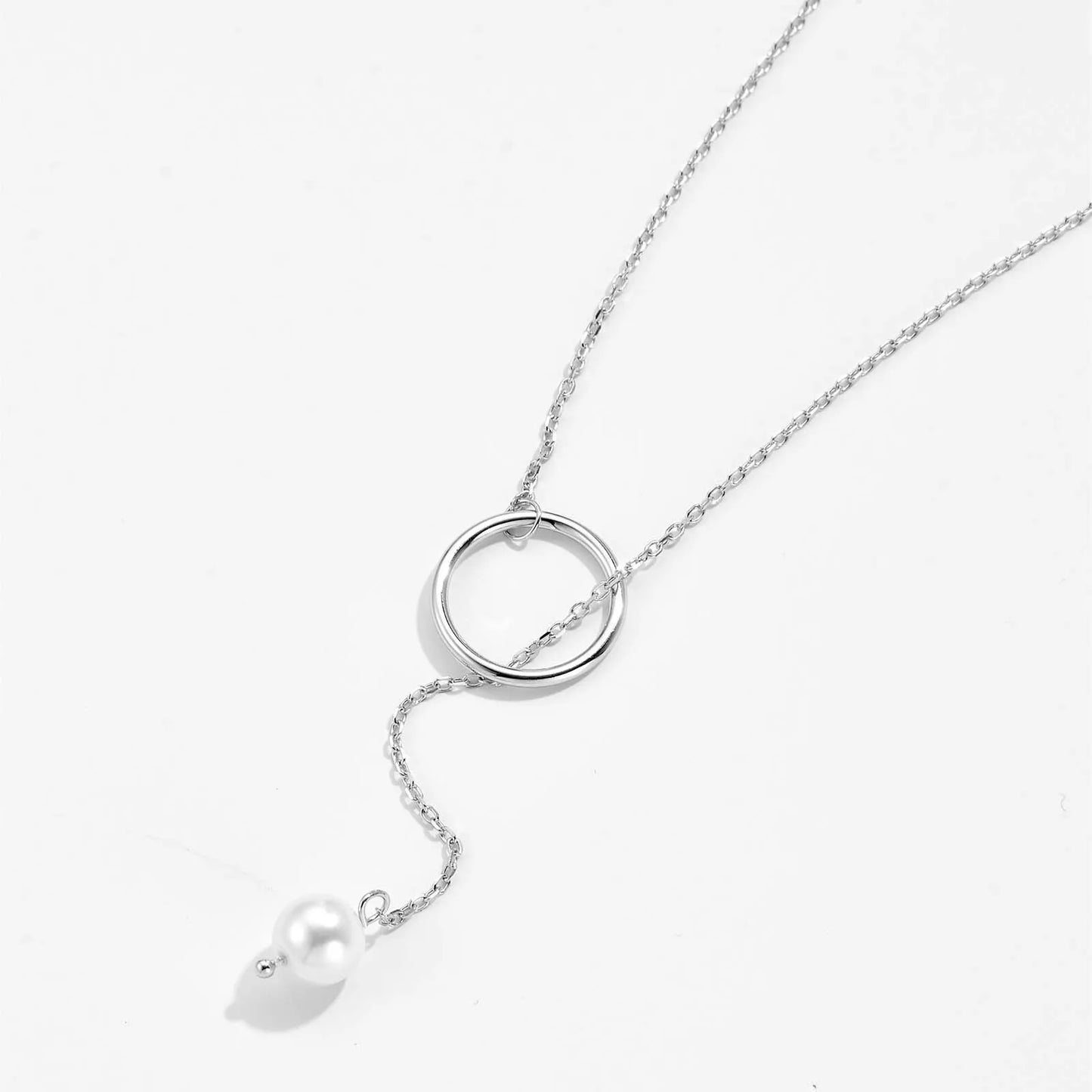 Collier lariat perle naturelle pendante nacrée Ashley en argent 925 plaqué or blanc à plat.