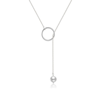 Collier lariat perle naturelle pendante nacrée Ashley en argent 925 plaqué or blanc sur fond blanc.