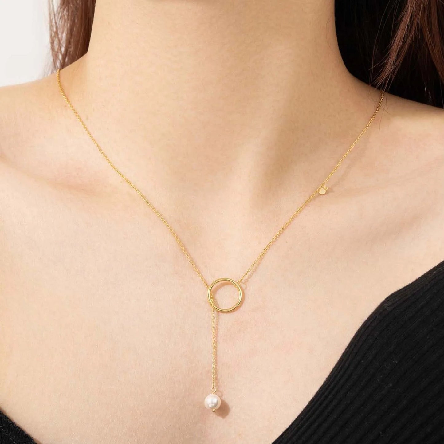 Collier lariat perle naturelle pendante nacrée Ashley en argent 925 plaqué or jaune porté au cou d'une femme.