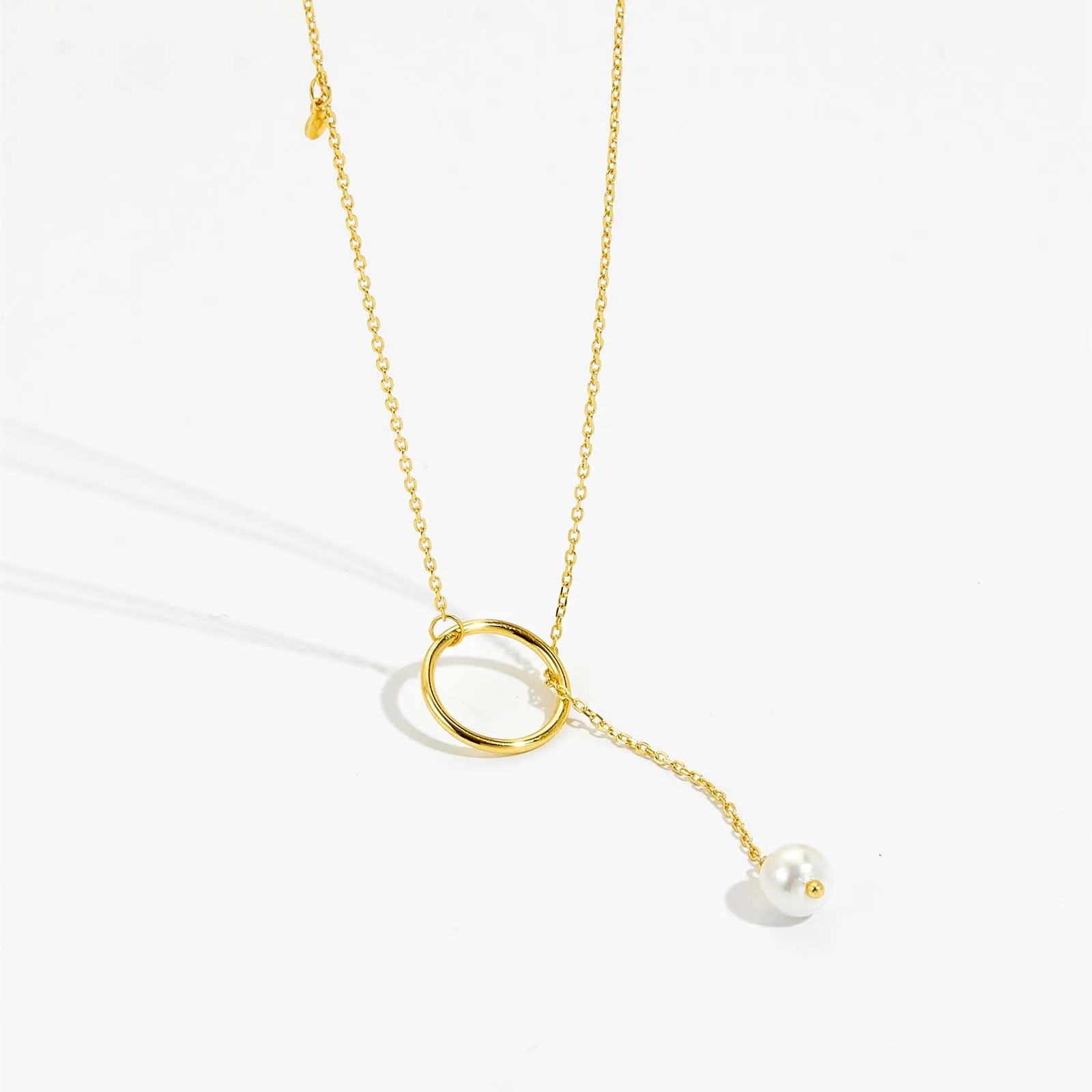 Collier lariat perle naturelle pendante nacrée Ashley en argent 925 plaqué or jaune posé.