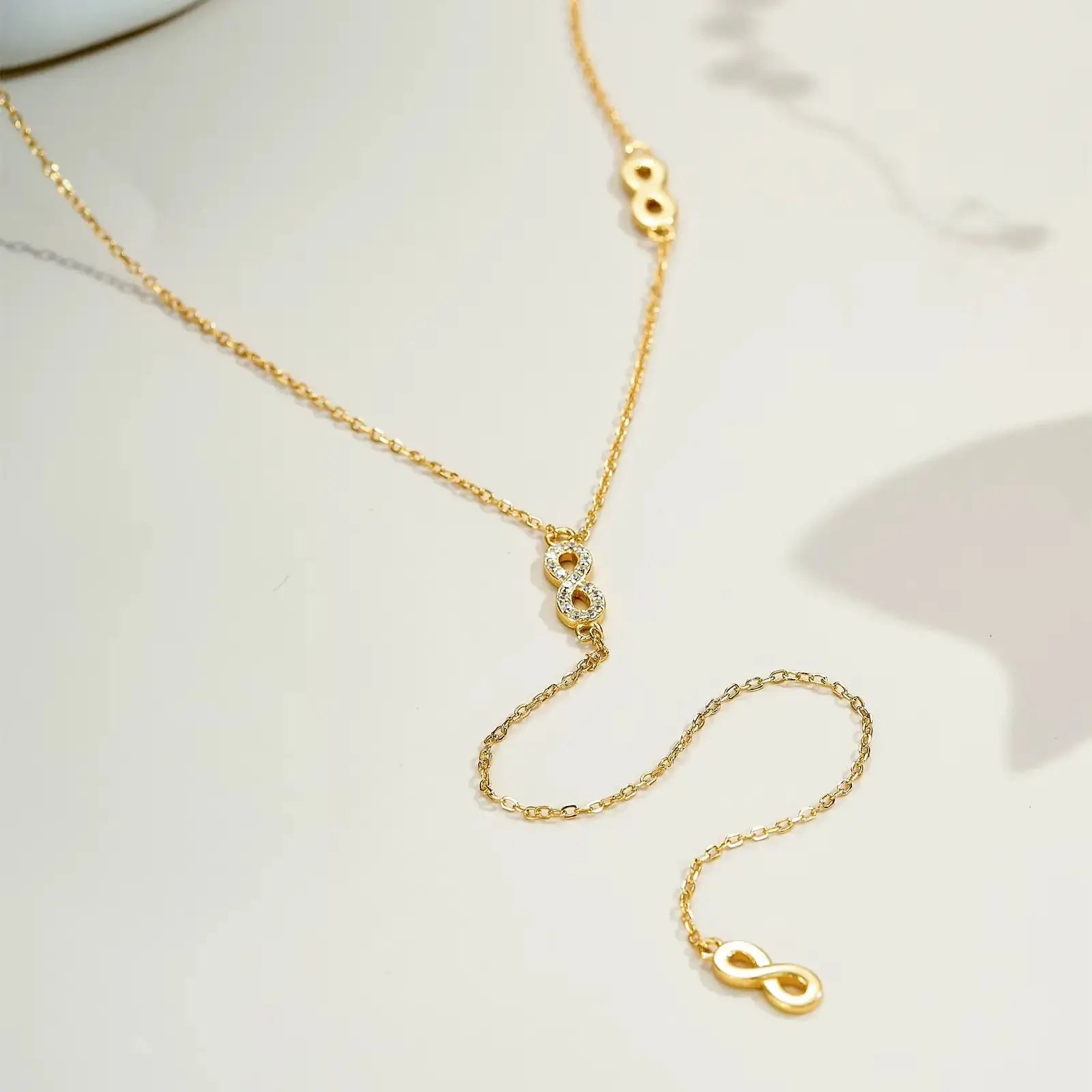 Collier long motif infini albert en argent 925 plaqué or jaune et diamants en zircon à plat.