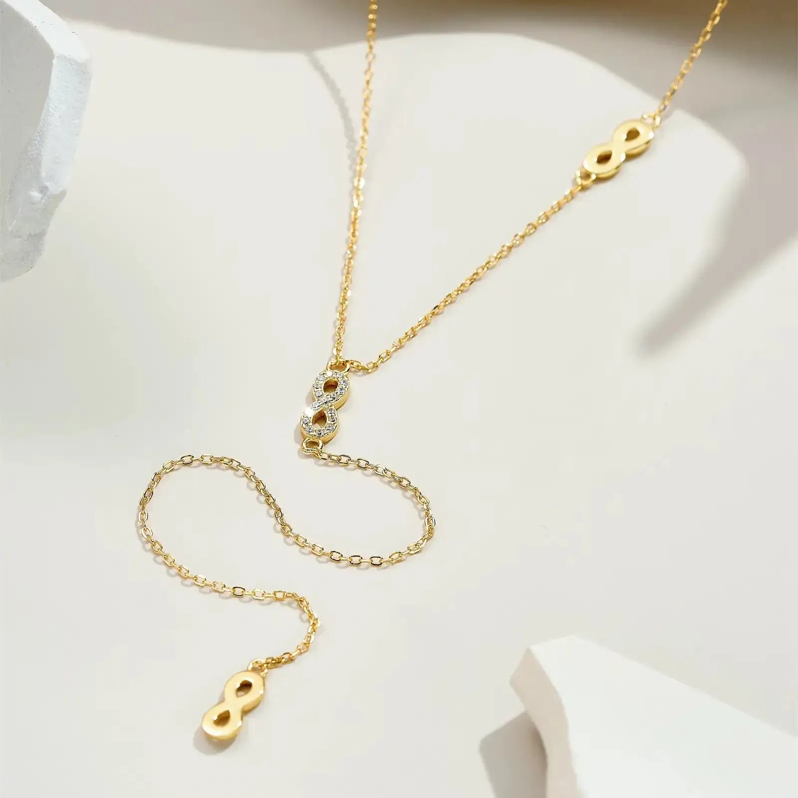 Collier long motif infini albert en argent 925 plaqué or jaune et diamants posé.