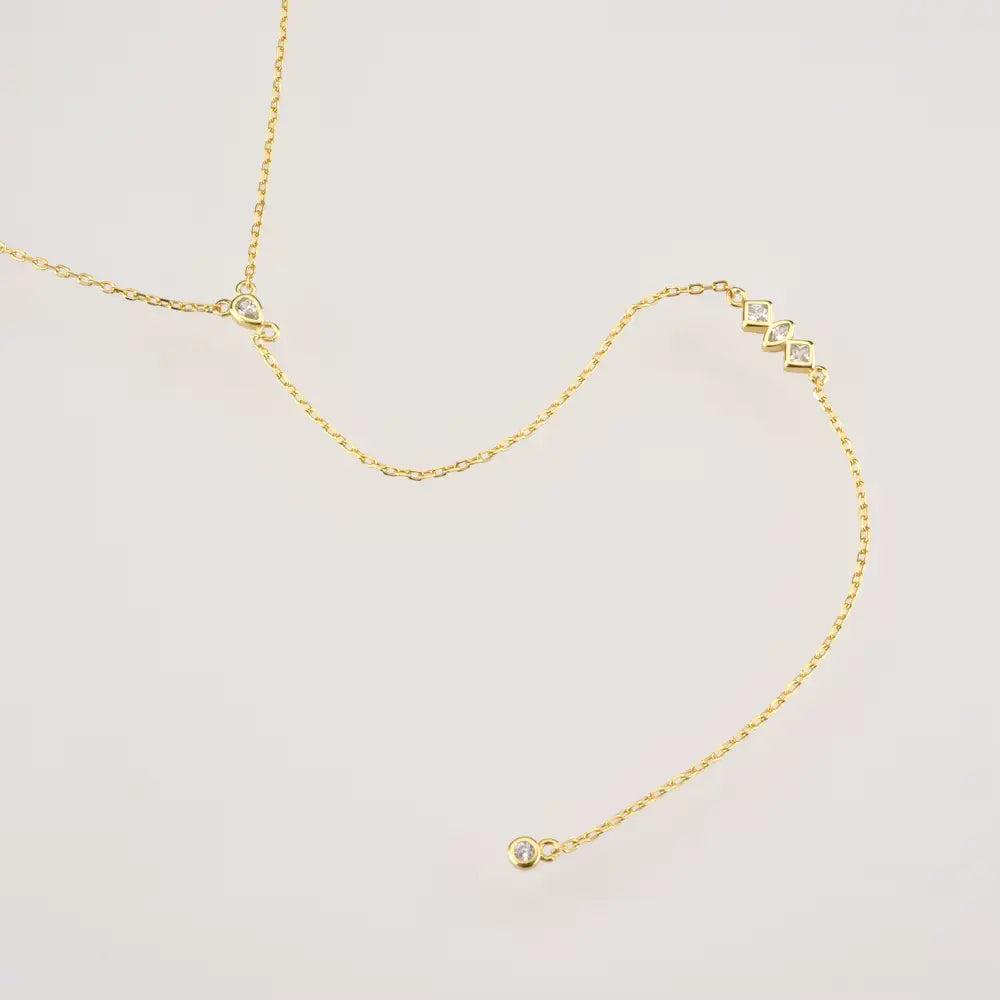 Collier long pendentif chaîne doré en argent sterling 925 plaqué or jaune et diamants vue de proche.