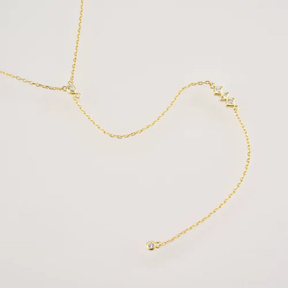 Collier long pendentif chaîne doré en argent sterling 925 plaqué or jaune et diamants vue de proche.