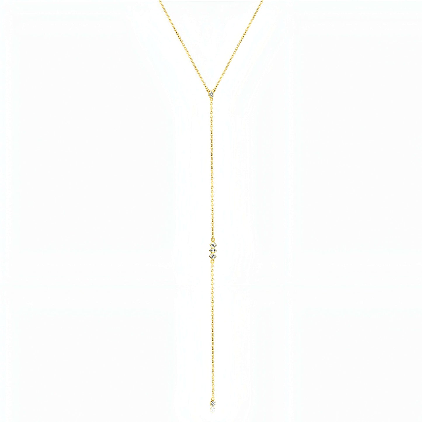 Collier long pendentif chaîne doré en argent 925 plaqué or jaune et diamants sur fond blanc.