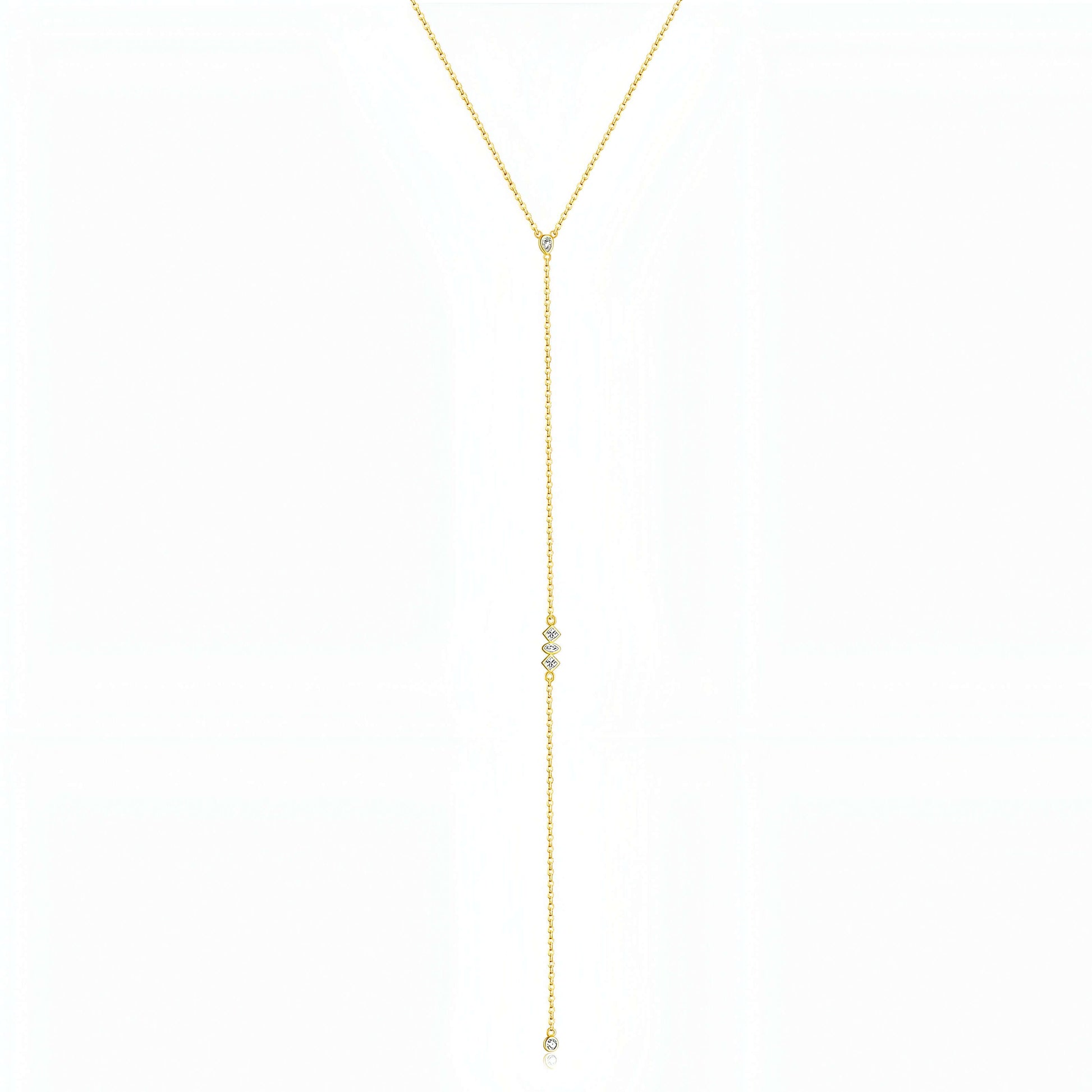 Collier long pendentif chaîne doré en argent 925 plaqué or jaune et diamants sur fond blanc.