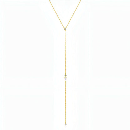 Collier long pendentif chaîne doré en argent 925 plaqué or jaune et diamants sur fond blanc.