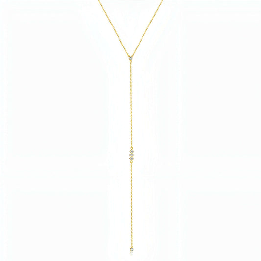 Collier long pendentif chaîne doré en argent 925 plaqué or jaune et diamants sur fond blanc.