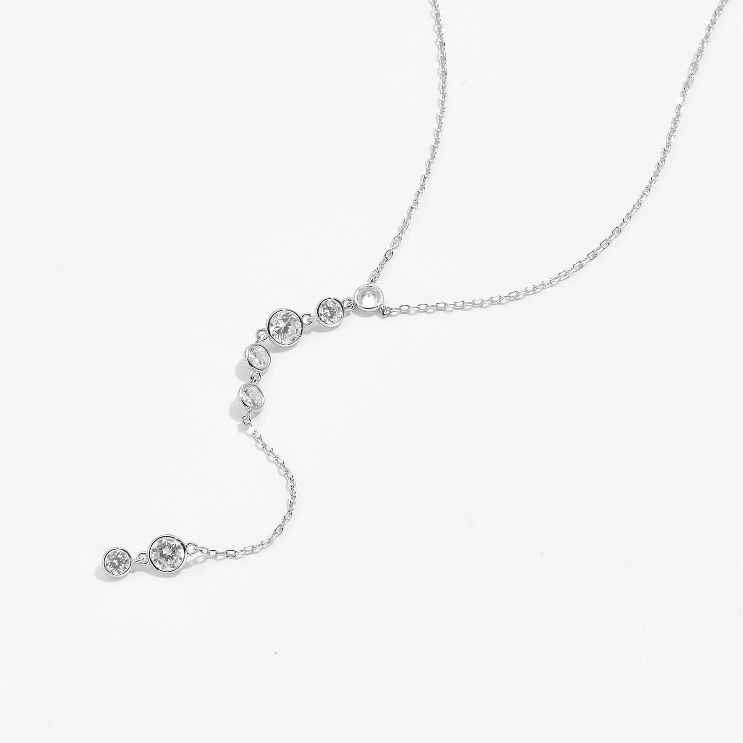Collier long pendentif Noëvan en argent 925 plaqué or blanc discret et diamants à plat.
