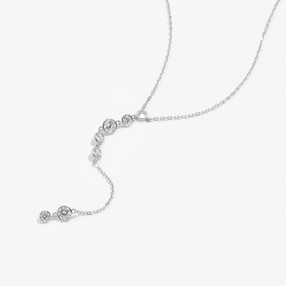 Collier long pendentif Noëvan en argent 925 plaqué or blanc discret et diamants à plat.