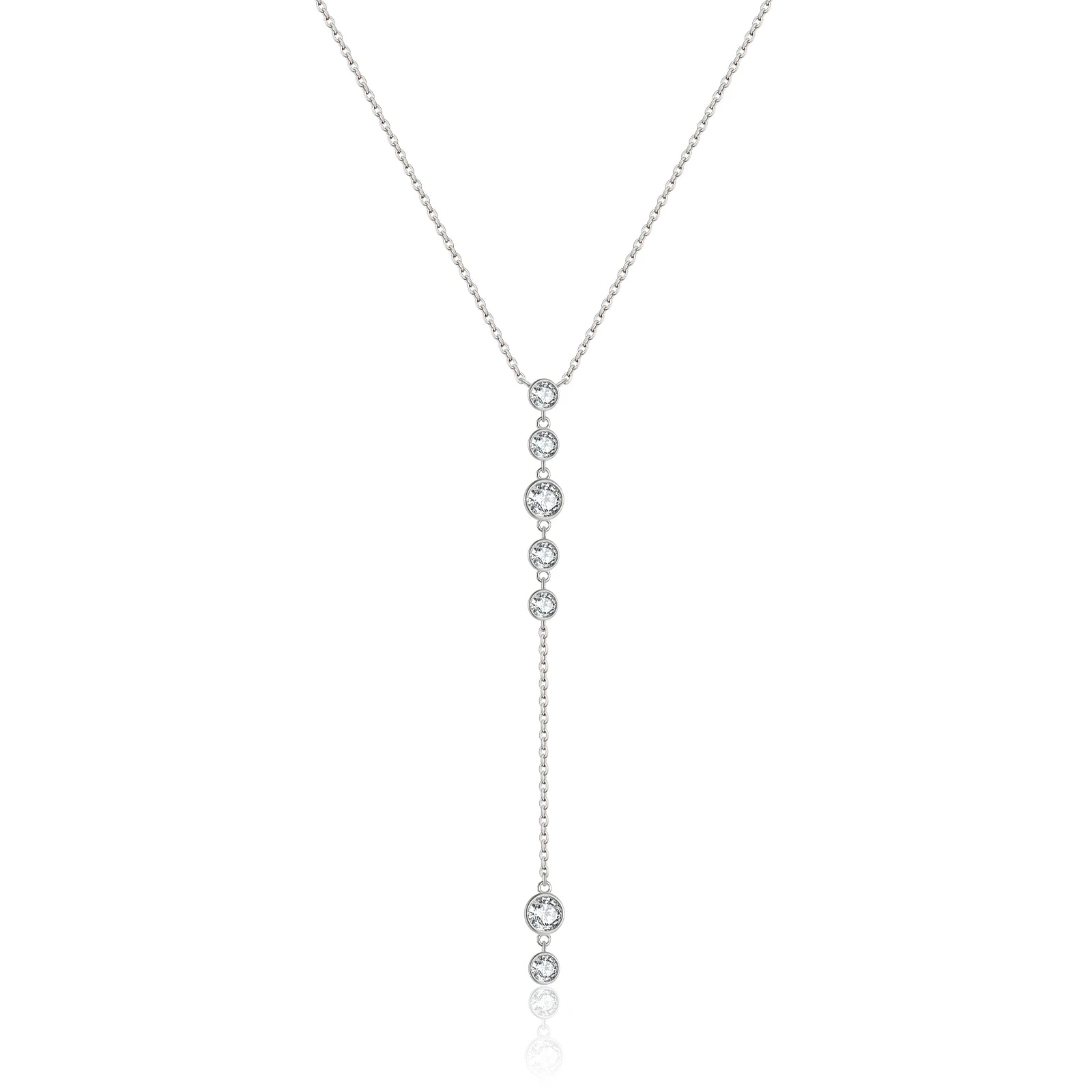Collier long pendentif Noëvan en argent 925 plaqué or blanc et diamants en zircon sur fond blanc.