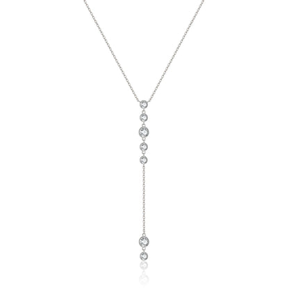 Collier long pendentif Noëvan en argent 925 plaqué or blanc et diamants en zircon sur fond blanc.