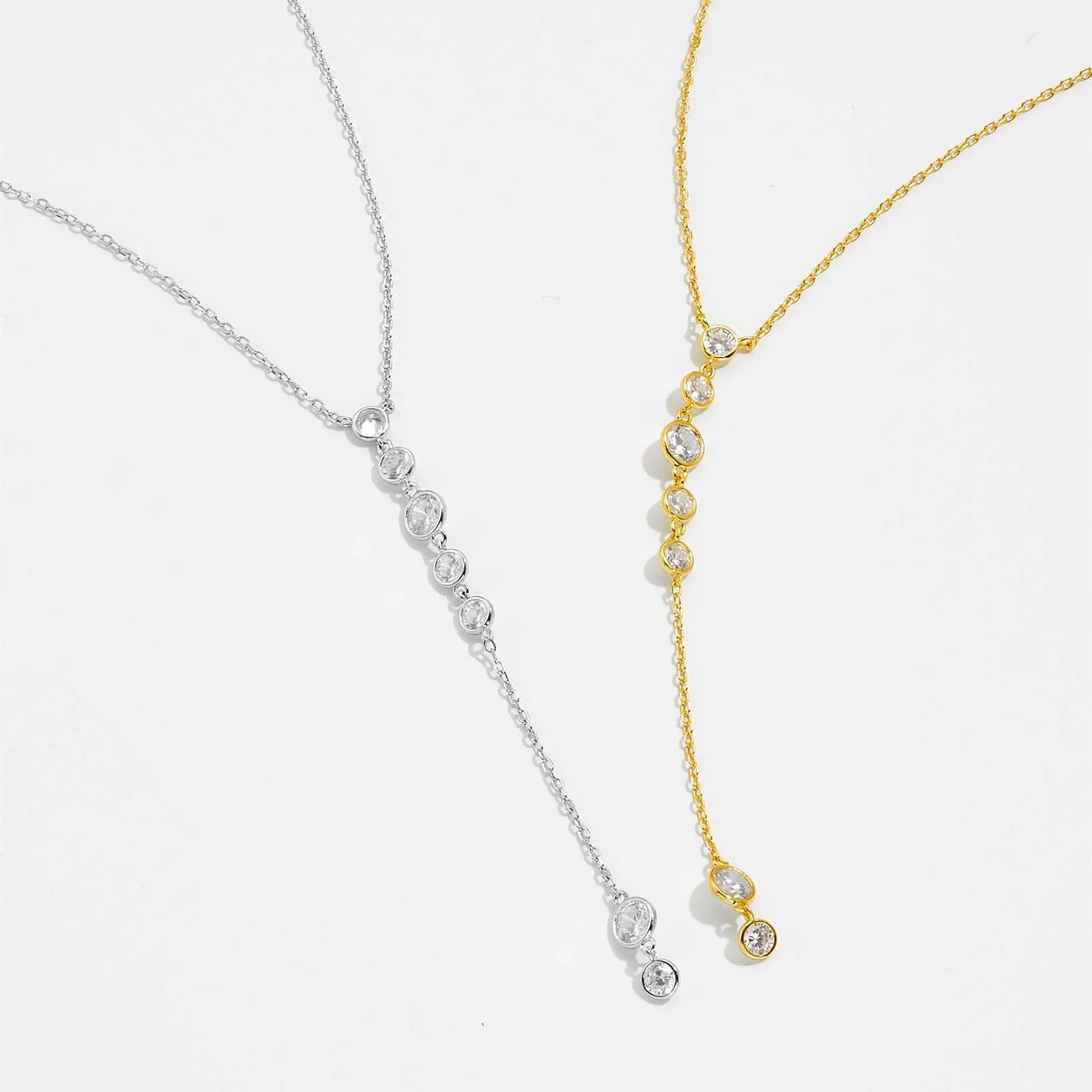Variantes du collier long pendentif Noëvan en argent 925 plaqué or jaune et plaqué or blanc avec diamants scintillants sertis clos à plat.