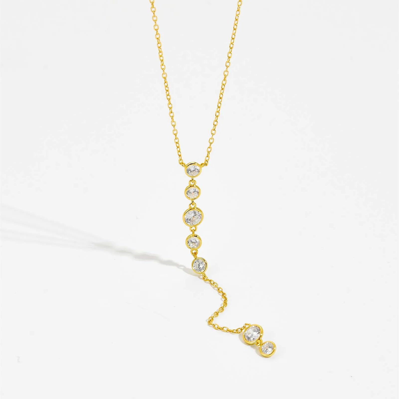 Collier long pendentif Noëvan en argent plaqué or jaune et diamants en zircon vue de face.