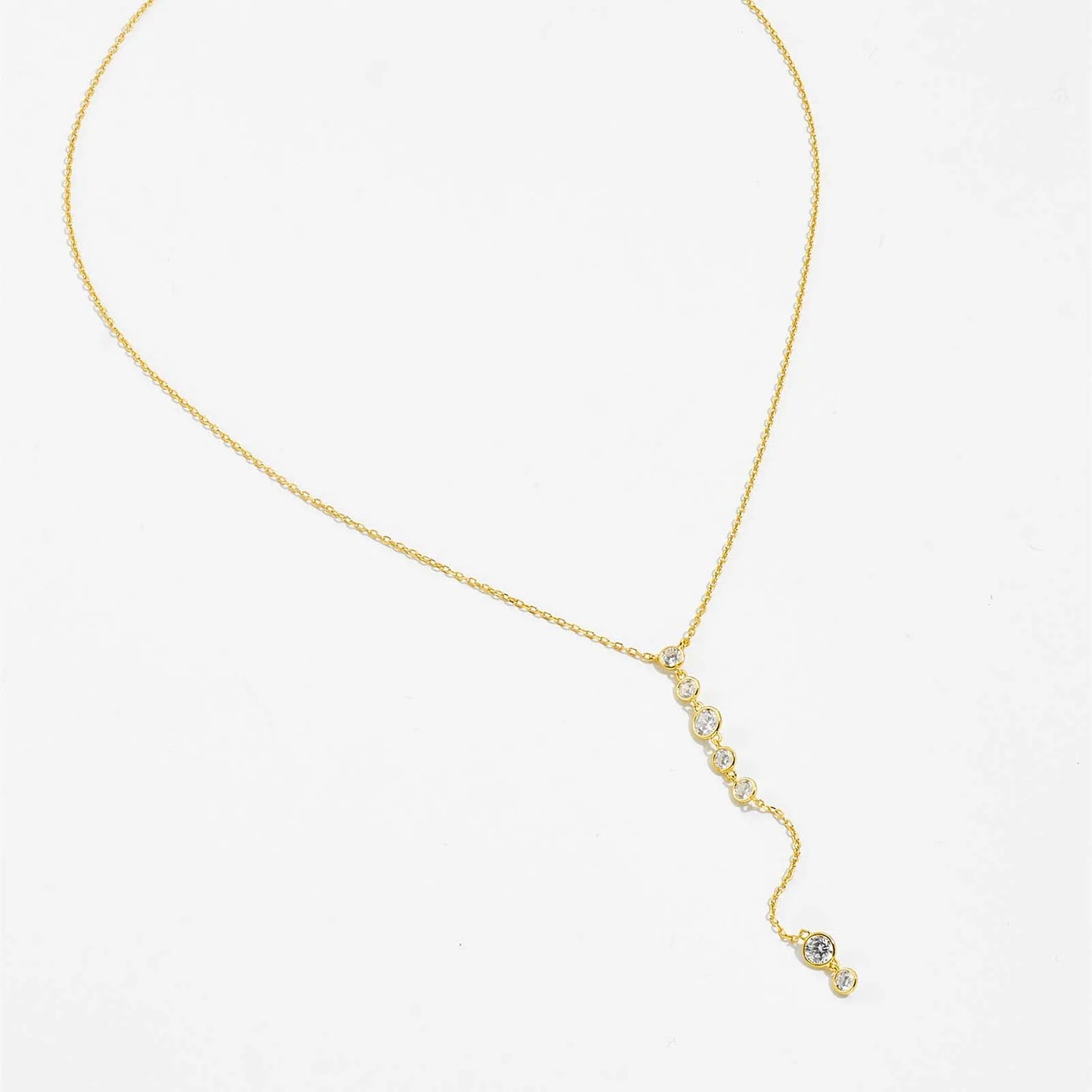 Collier long pendentif Noëvan en argent 925 plaqué or jaune et diamants en zircon sertis clos à plat.