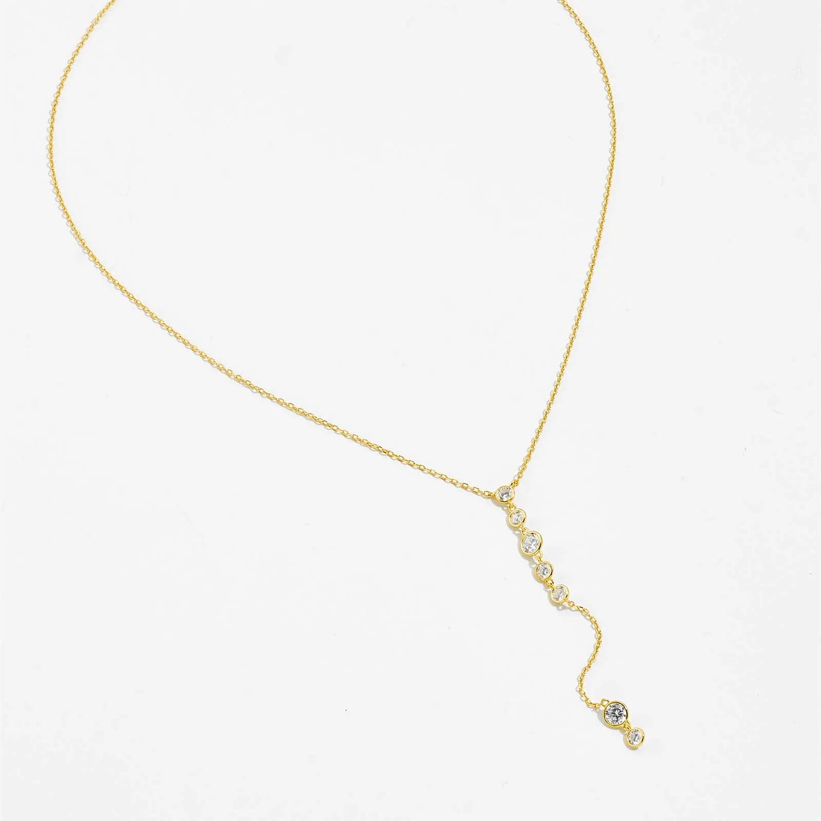 Collier long pendentif Noëvan en argent 925 plaqué or jaune et diamants en zircon sertis clos à plat.
