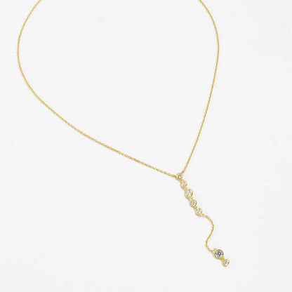 Collier long pendentif Noëvan en argent 925 plaqué or jaune et diamants en zircon sertis clos à plat.