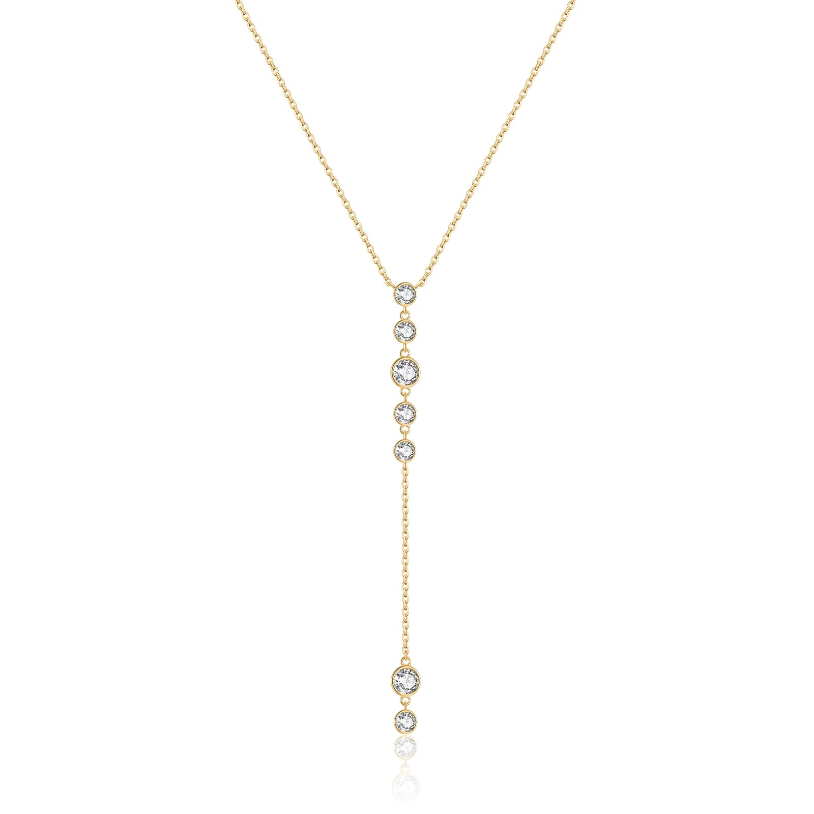 Collier long pendentif Noëvan en argent 925 plaqué or jaune et diamants en zircon sur fond blanc.
