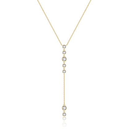 Collier long pendentif Noëvan en argent 925 plaqué or jaune et diamants en zircon sur fond blanc.