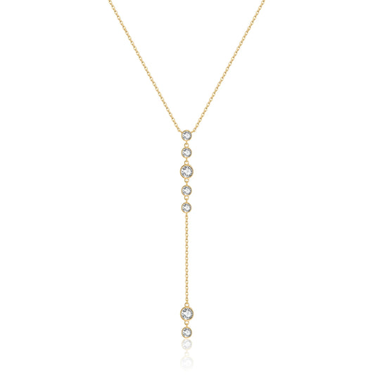 Collier long pendentif Noëvan en argent 925 plaqué or jaune et diamants en zircon sur fond blanc.