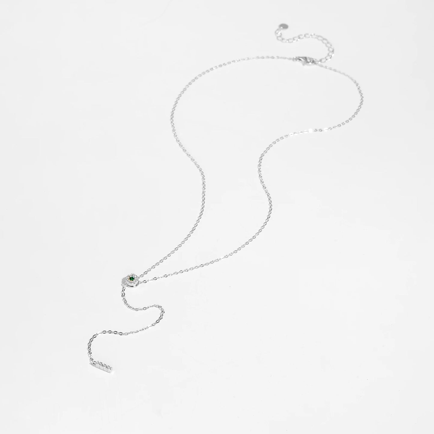 Collier long pendentif rectangulaire en argent 925 plaqué or blanc et diamants vert et blancs en zircon naturel à plat.