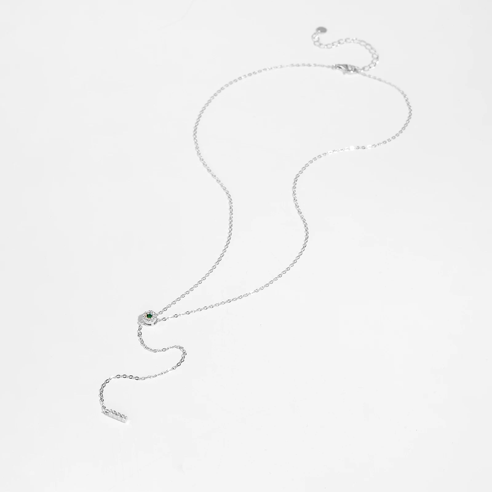 Collier long pendentif rectangulaire en argent 925 plaqué or blanc et diamants vert et blancs en zircon naturel à plat.
