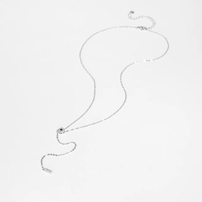 Collier long pendentif rectangulaire en argent 925 plaqué or blanc et diamants vert et blancs en zircon naturel à plat.