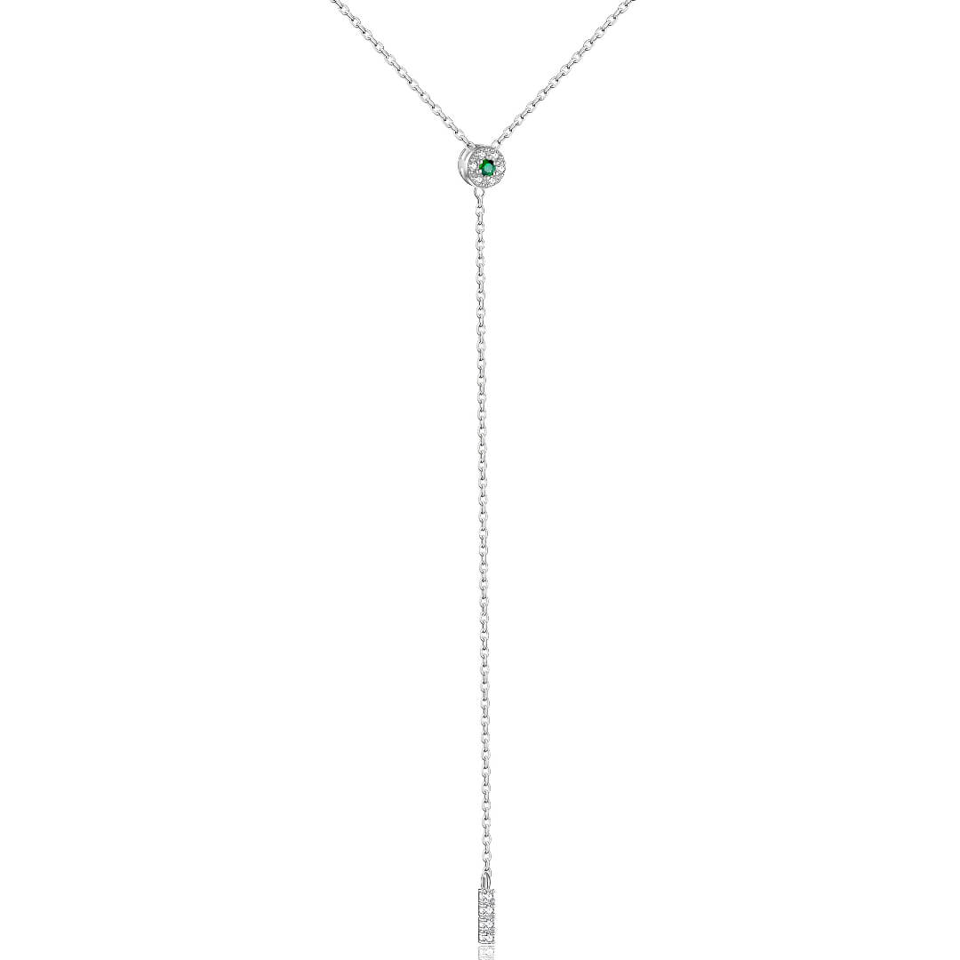 Collier long pendentif rectangulaire en argent 925 plaqué or blanc et diamants vert et blanc en zircon naturel sur fond blanc.