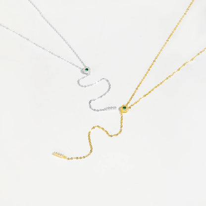 Colliers longs pendentif rectangulaire en argent 925 plaqué or jaune et plaqué or blanc avec diamants vert et blanc à plat.
