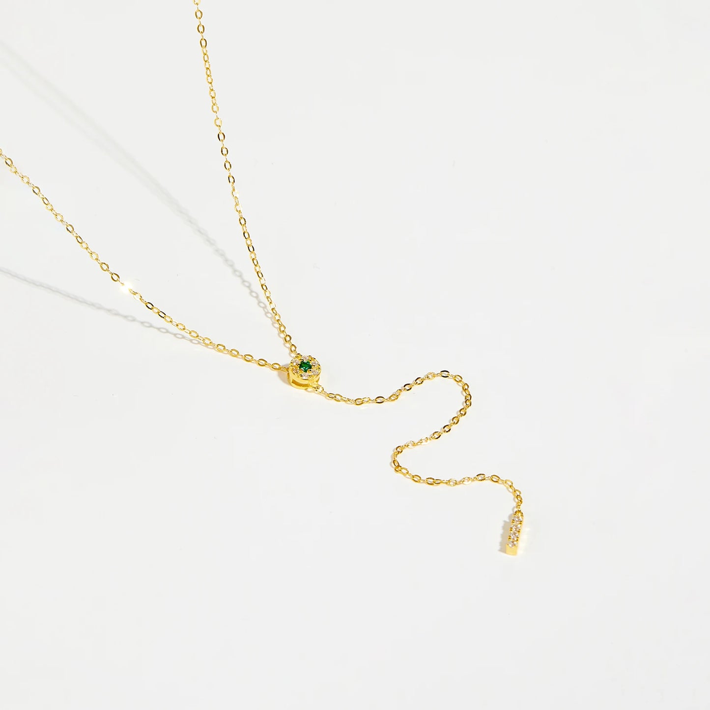 Collier long pendentif rectangulaire en argent 925 plaqué or jaune et diamants vert et blancs en zircon à plat.