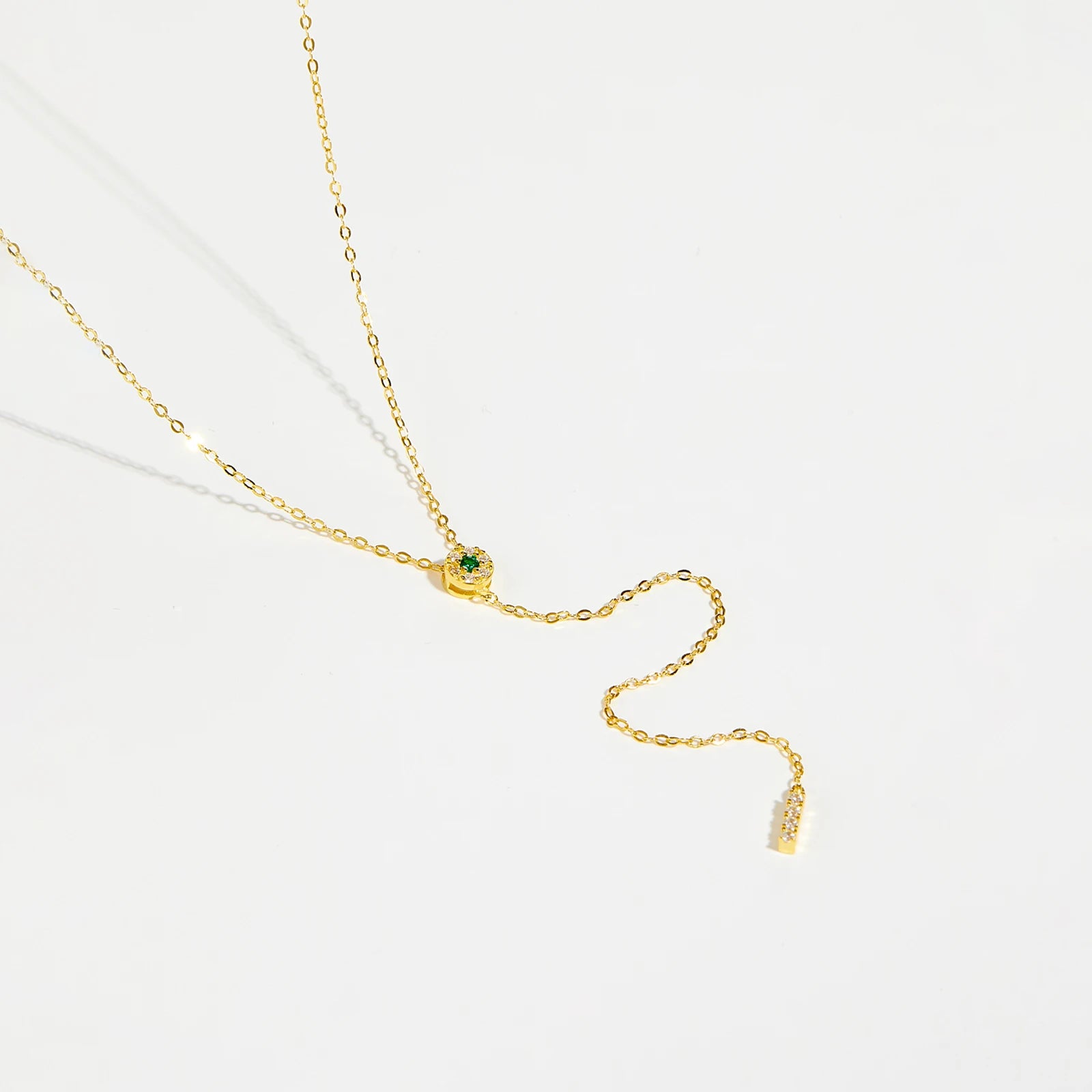 Collier long pendentif rectangulaire en argent 925 plaqué or jaune et diamants vert et blancs en zircon à plat.