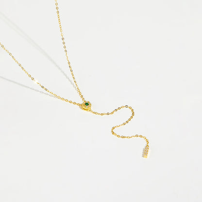 Collier long pendentif rectangulaire en argent 925 plaqué or jaune et diamants vert et blancs en zircon à plat.