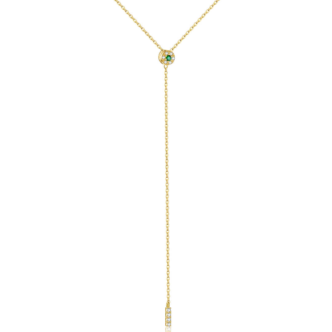 Collier long pendentif rectangulaire en argent 925 plaqué or jaune et diamants vert et blancs en zircon naturel sur fond blanc.