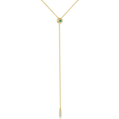 Collier long pendentif rectangulaire en argent 925 plaqué or jaune et diamants vert et blancs en zircon naturel sur fond blanc.
