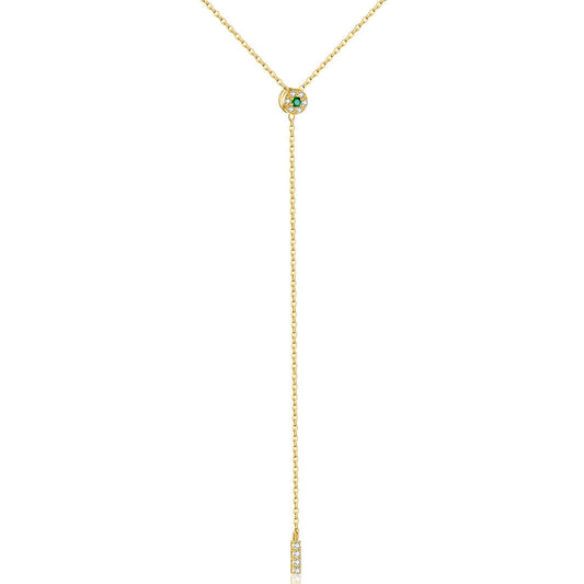 Collier long pendentif rectangulaire en argent 925 plaqué or jaune et diamants vert et blancs en zircon naturel sur fond blanc.