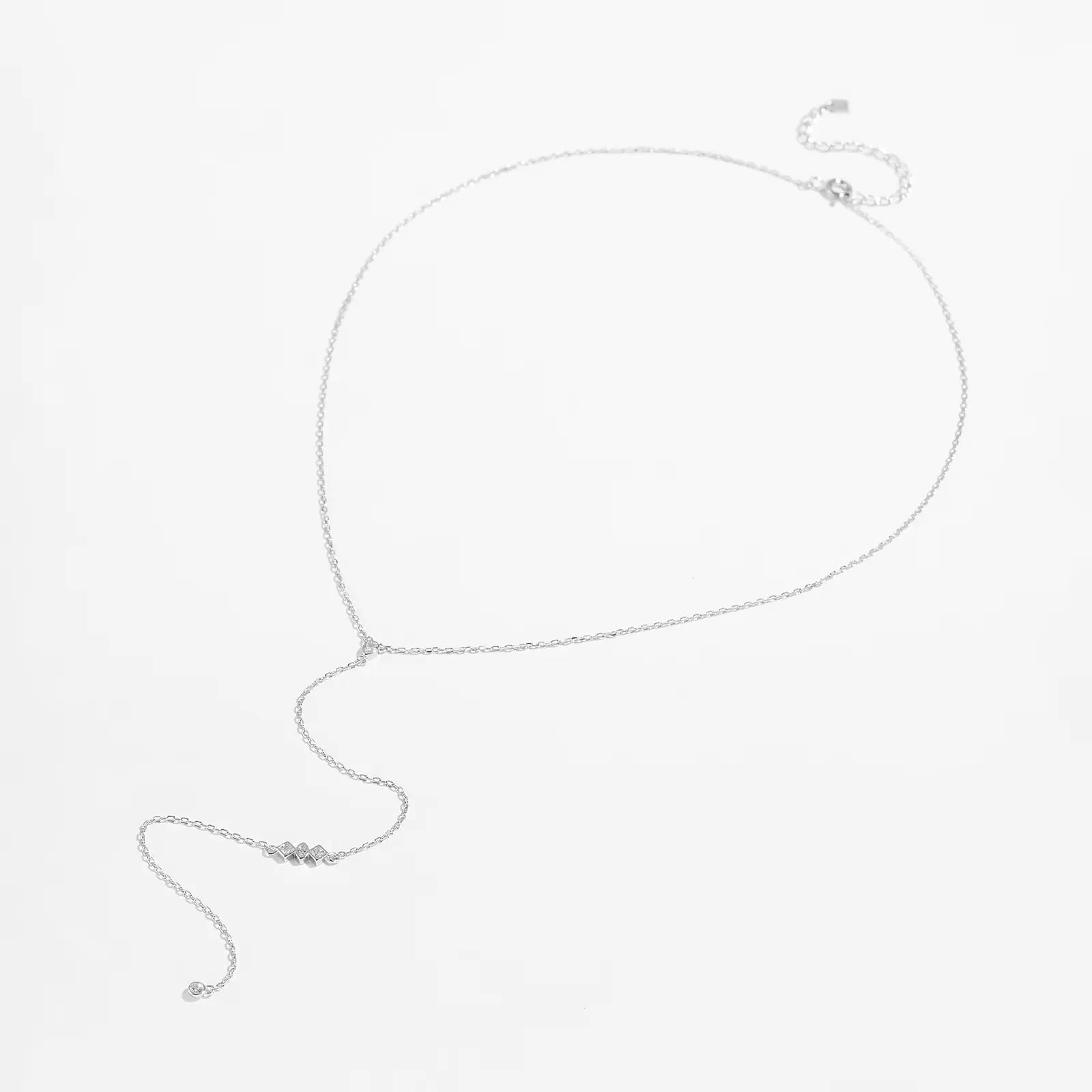 Collier longue chaîne argenté en argent 925 plaqué platine raffiné et diamants à plat vue en entier.